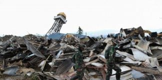 Anggota TNI melakukan pencarian korban hilang akibat gempa bumi di Perumnas Balaroa, Palu, Sulawesi Tengah, Sabtu (6/10/2018). Gempa bumi Palu dan Donggala bermagnitudo 7,4 mengakibatkan sedikitnya 925 orang meninggal dunia dan 65.733 bangunan rusak