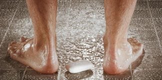 Mitos mengatakan, stroke paling sering menyerang di kamar mandi (Foto: iStock)