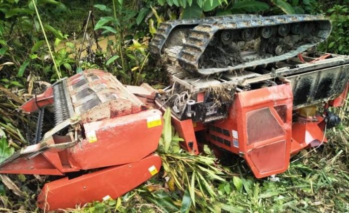 mesinpotong-696x424 Satu unit combine harvester jatuh kejurang dan terbalik di pinggir sungai hingga memakan korban jiwa di Desa Alue Peunawa, Babahrot, Selasa (23/10).