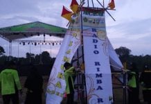 Kontingen Pramuka Santri Aceh menampilkan kreasi Monumen Radio Rimba Raya pada festival pionering Perkemahan Pramuka Santri Nusantara (PPSN) V tingkat nasional 2018, di Bumi Perkemahan Abdurrahman Sayuti-Musa, Muaro Jambi, Jambi