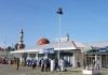 Personil Polres Aceh Selatan, Bripda Hubul Wahan memanjat tiang bendera untuk memasang tali yang putus saat berlangsungnya upacara memperingati Hari Sumpah Pemuda ke-90 Tahun 2018 di Kabupaten Aceh Selatan, Senin (29/10/2018)