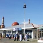 Personil Polres Aceh Selatan, Bripda Hubul Wahan memanjat tiang bendera untuk memasang tali yang putus saat berlangsungnya upacara memperingati Hari Sumpah Pemuda ke-90 Tahun 2018 di Kabupaten Aceh Selatan, Senin (29/10/2018)