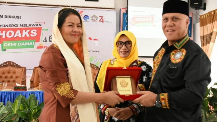 Bupati Aceh Tengah menyerahkan cindera mata kepada Sekjen Kementerian Kominfo Republik Indonesia