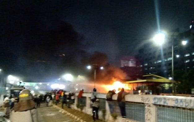 water-cannon-kepolisian-berusaha-memadamkan-api-yang-berada-di-_190924205712-215