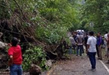 Longsor Tutupi Badan Jalan Gunung Geurutee