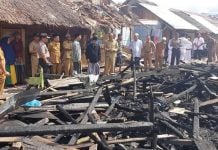 Pemkab Aceh Selatan Serahkan Bantuan Masa Panik Kebakaran di Dayah Darussalam