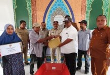 Wabup Aceh Utara Serahkan Bantuan Pemulihan Ekonomi untuk Korban Bencana