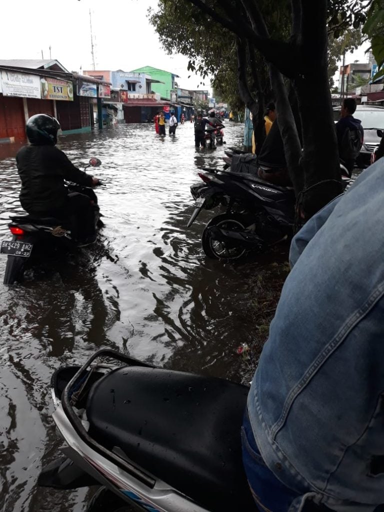 Hujan Semalaman Banjir Rendam Dua Kecamatan di  Kota  Medan  