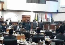 Sempat Ricuh, Sidang Paripurna AKD DPRA Diskors