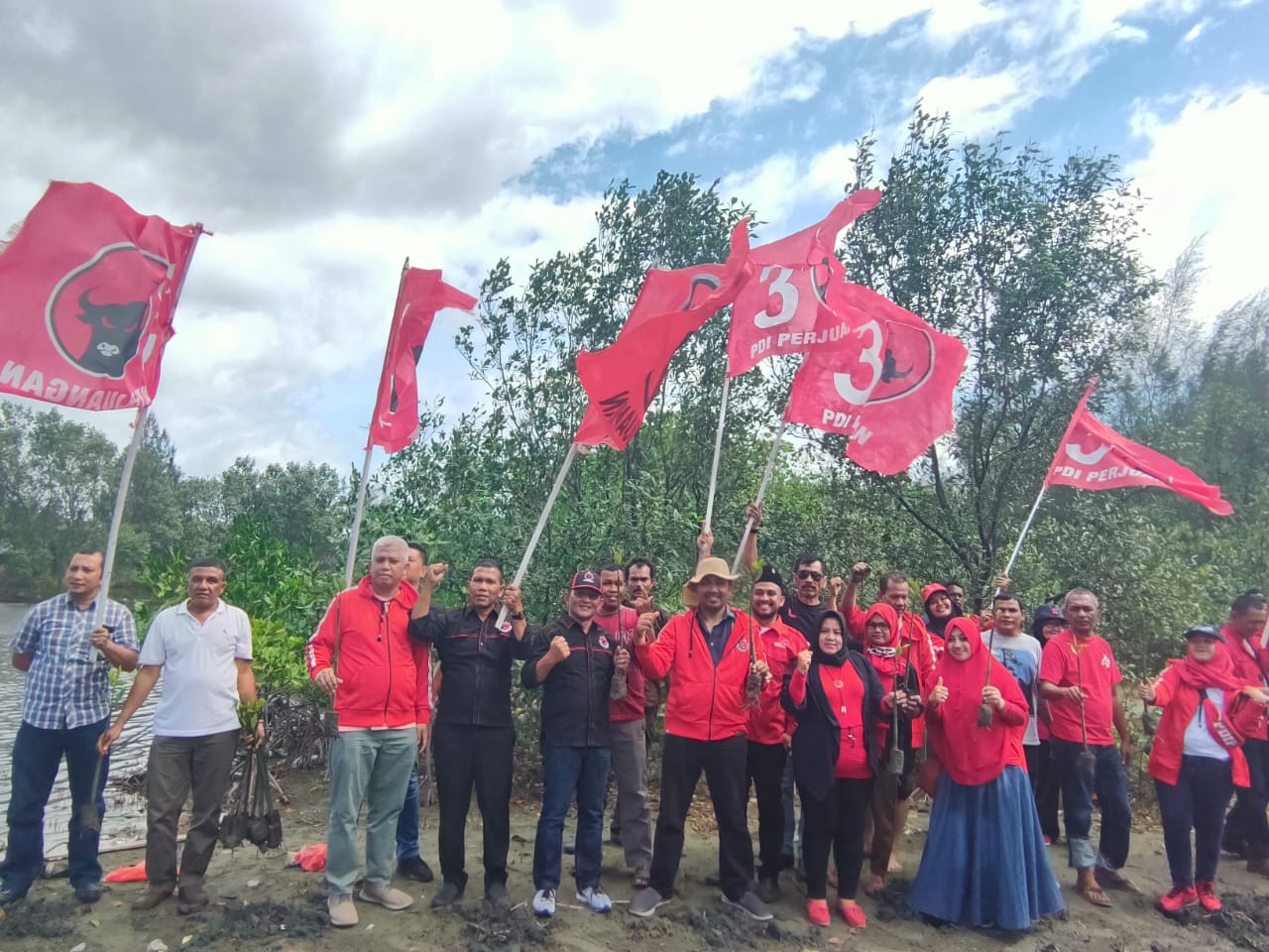 Jelang Rakerda, PDI Perjuangan Aceh Tanam Pohon Mangrove di Ulee Lheu