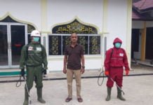 Cegah Penyebaran COVID-19, Anggota DPRK Pijay Semprot Disinfektan Bersama Masyarakat