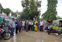 Dewan Aceh Selatan Yenni Rosnizar Bagikan Sembako kepada Puluhan Tukang Becak