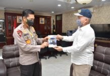 Sekda Serahkan Buku Panduan Covid-19 ke Kapolda Aceh