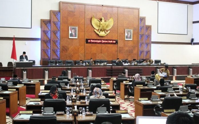 -di-Gedung-Utama-DPR-Aceh-768x479