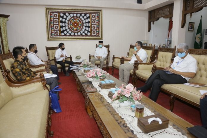 15893632677641000012