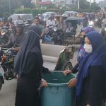 Penuh Kompak, Alumni Santriwati Misbahul Ulum Bagi-bagi Takjil Alumni Santriwati Misbahul Ulum Bagi-bagi Takjil