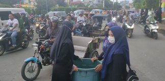 Alumni Santriwati Misbahul Ulum Bagi-bagi Takjil