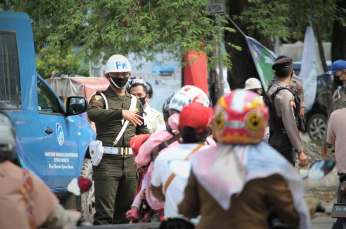 Petugas sedang melakukan pemeriksaan pengunaan masker terhadap warga yang sedang melintas di jalan T. Imum Lheng Bata (18_05_2020)