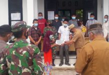 Camat Trienggadeng Pijay Serahkan BLT DD Secara Simbolis di Gampong Meucat