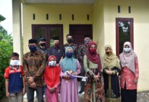 Dyah Serahkan Rumah Bantuan dan Sembako untuk Warga Tamiang