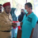 Bupati Pidie Abusyik Serahkan BLT Dana Gampong di Kecamatan Mila