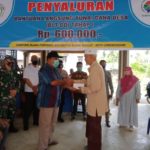 Keuchik Blang Punteut Lhokseumawe Serahkan Buku Tabungan BLT Covid 19