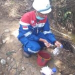 PHE NSB Tidak Mencemari Saluran Air di Lubok Pusaka Karyawan PHE NSB mengambil sampel air