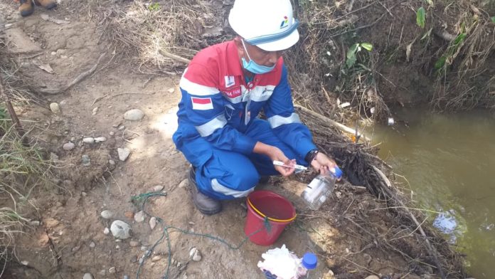 WhatsApp Image 2020-06-16 at 22.31.07 Karyawan PHE NSB mengambil sampel air