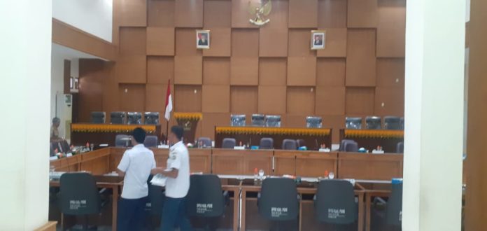 Bupati Pidie Tak Hadir, Ketua Pansus Covid-19 Skors Rapat Bupati Pidie Tak Hadir, Ketua Pansus Covid-19 Skors Rapat