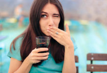 5 Cara Menghentikan Cegukan Terus Menerus dengan Cepat wanita cegukan