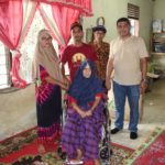 Hendri Yono Serahkan Bantuan Kursi Roda Kepada Warga Penderita Lumpuh