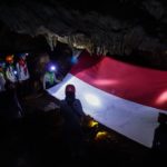 Dua Mapala Pidie Kibarkan Bendera Raksasa di Goa Limeng