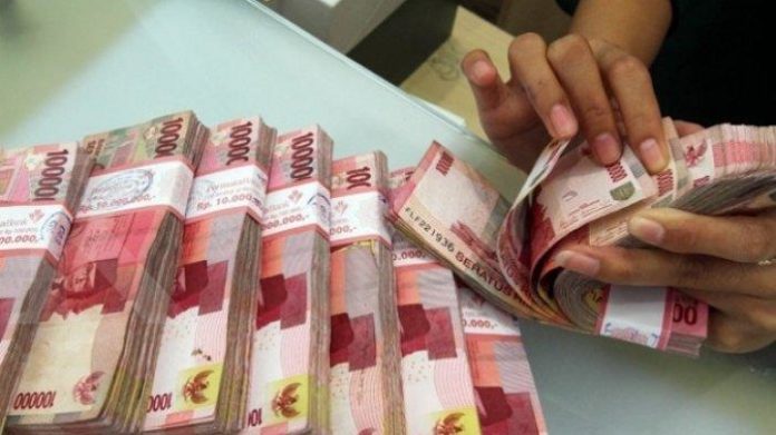 menghitung-uang-rupiah