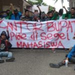 Tak Bertemu Abusyik, Mahasiswa Segel Kantor Bupati Pidie