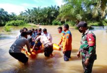 Banjir di Trumon Tengah Aceh Selatan, Siswa Naik Perahu Karet ke Sekolah