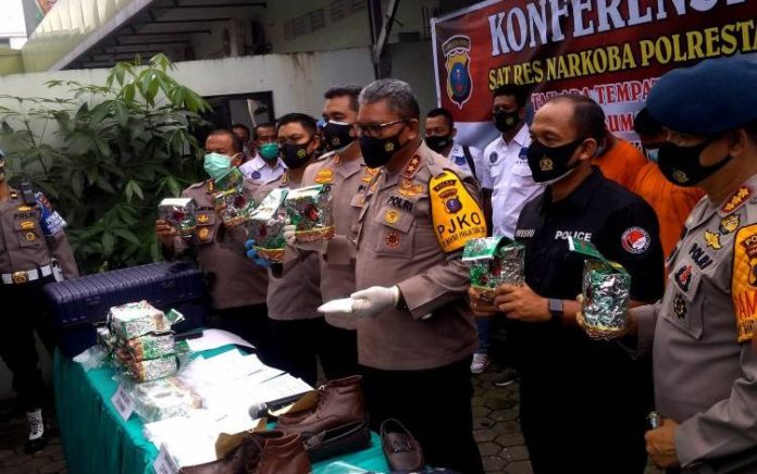 2697_Gembong-Narkoba-Antarprovinsi-Ditembak-di-Medan-Polisi-Sita-26-9-Kilo-Sabu-750x470