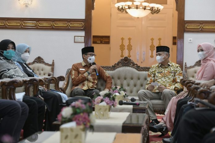 Gubernur Aceh, Nova Iriansyah, menerima kunjungan kerja Menteri Pariwisata dan Ekonomi Kreatif, Sandiaga Uno, dalam rangka pembahasan tindaklanjut investasi UAE dan pengembangan pariwisata, di Pendopo Gubernur Aceh, Banda Aceh, Sabtu, (1/5/2021).