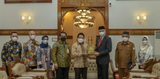 Gubernur Aceh, Nova Iriansyah, menerima kunjungan silaturahmi Direktur Utama Bank Syariah Indonesia, Hery Gunardi beserta rombongan, di Pendopo Gubernur Aceh, Banda Aceh, Selasa (4/5/2021).