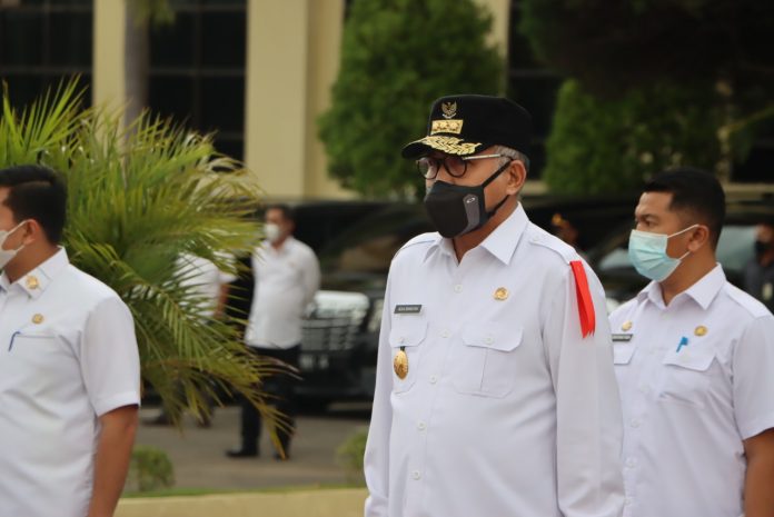 Gubernur Aceh Ir. Nova Iriansyah, M.T memimpin apel gelar pasukan Operasi Ketupat Seulawah tahun 2021 yang diselenggarakan di Lapangan Mapolda Aceh, Rabu (5/5/2021).