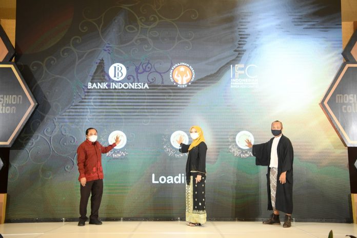 IMG-20210607-WA0034 Ketua Dekranasda Aceh, Dr.Ir.Dyah Erti Idawati, MT memberi sambutan sekaligus membuka kegiatan Kick off Moslem Fashion Collaboration di Hotel Hermes Palace, Banda Aceh, Senin (7/6/2021).