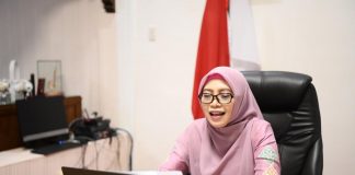 Ketua TP-PKK Aceh, Dr.Ir.Dyah Erti Idawati, MT membuka Webinar “Kelas Edukasi Menyusui” dengan tema Inisiasi Menyusu Dini dan Rawat Gabung, di Rumah Dinas Wakil Gubernur Aceh, Banda Aceh, Sabtu (12/6/2021).