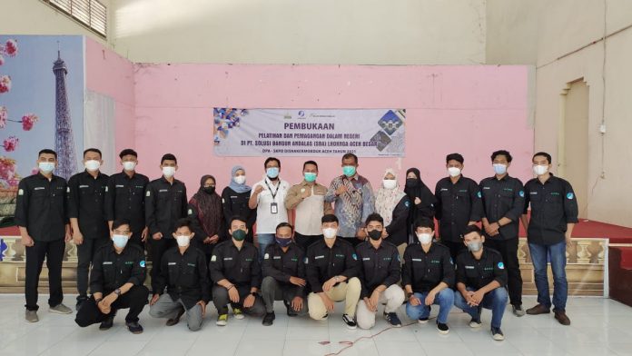 Head of External Relation SBA, Win Bernadino berfoto bersama Bapak Aswar, S.Hut., MAP, Kabid. Pelatihan Kerja dan Penempatan Tenaga Kerja Disnakermobduk Prov. Aceh, Ketua FKJP Aceh, H. Jamaluddin Jamil, ST., MM., serta seluruh peserta magang.