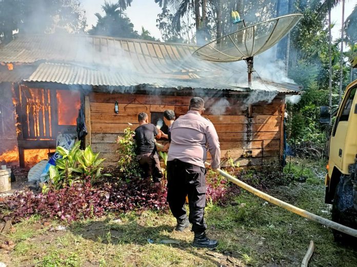 rumah terbakar di seulawah rumah terbakar di seulawah