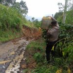 Samapta Polres Bener Meriah Bantu Bersihkan Jalan yang Tertimbun Material Longsor