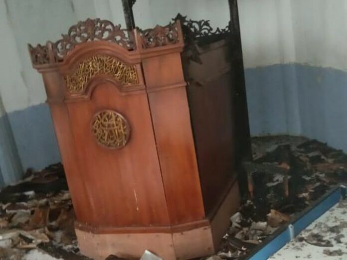 mimbar-masid-di-pidie-aceh-terbakar_43