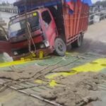 Truk Barang Jatuh ke Laut di Pelabuhan Aceh Barat