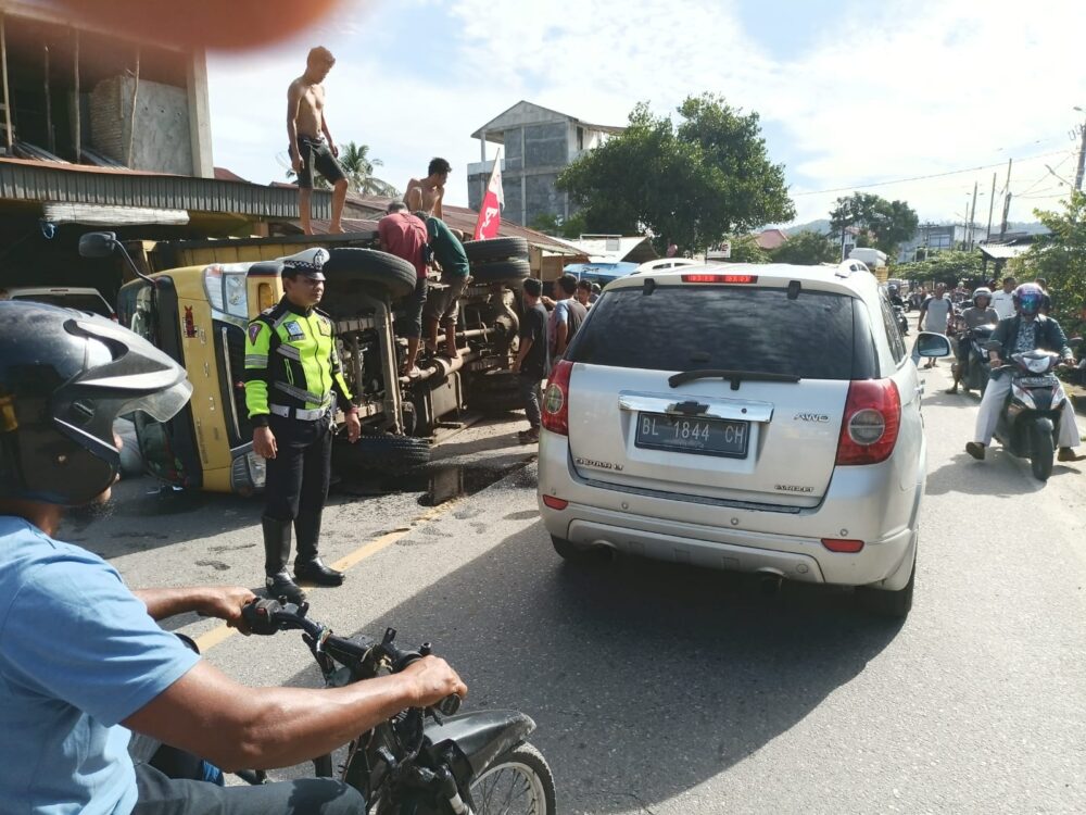 Truk Bermuatan Gabah Terbalik Di Abdya Analisa Aceh 1973