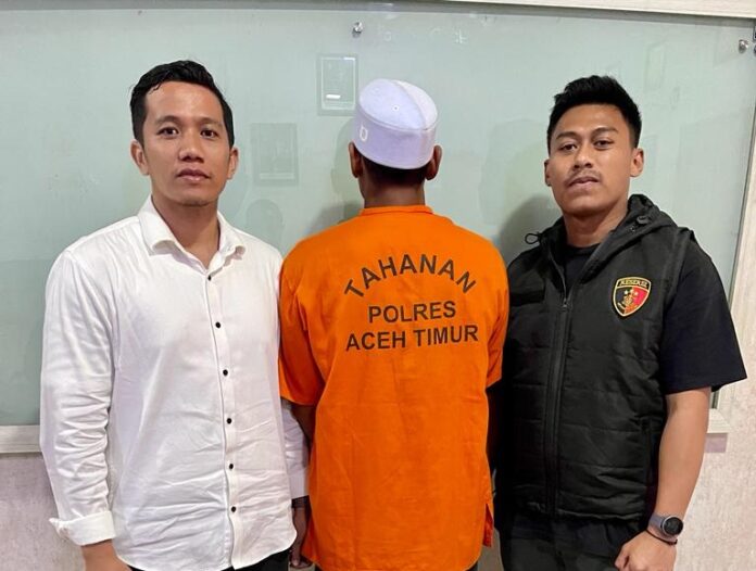 Pelaku tindak pidana pembunuhan terhadap satwa liar yang dilindungi dengan sengaja yang diamankan Polisi di Mapolres Aceh Timur. (Foto : Chairul/analisaaceh.com)