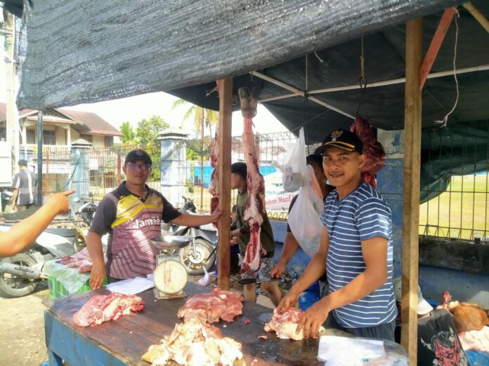 Pedagang daging di depan lapangan Persada, Gampong Keude Siblah Kecamatan Blangpidie Abdya, Selasa (27/6/2023). Foto:Analisaaceh.com/Ahlul Zikri