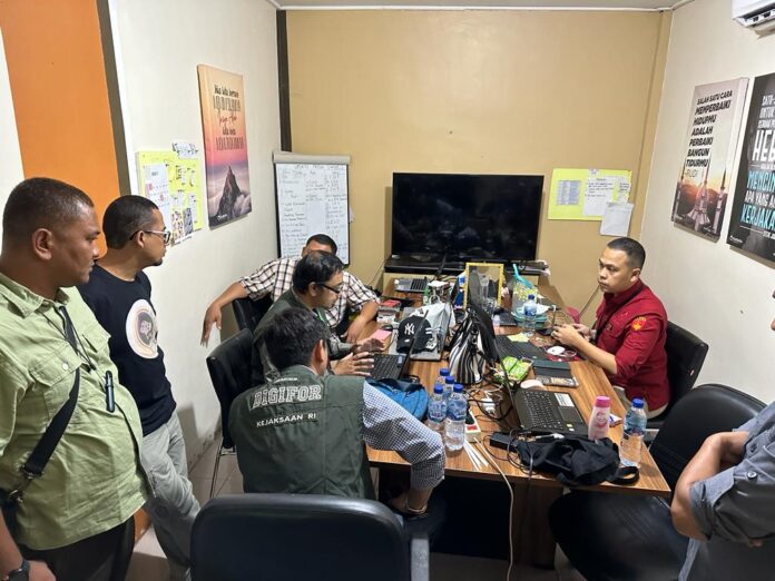 Proses penggeledahan oleh Kejari Aceh Selatan. Foto : ist Proses penggeledahan oleh Kejari Aceh Selatan. Foto : ist